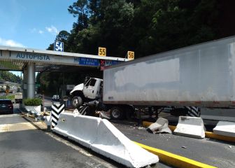 Tráiler se impacta contra caseta en autopista México-Toluca
