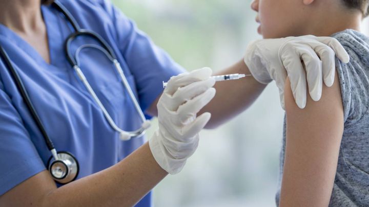 Vacunan a 150 menores de edad en Nuevo León contra la Covid-19