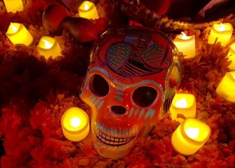 Almas que llegan al altar de Día de Muertos