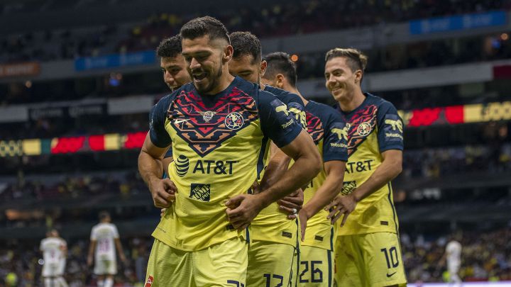 Henry Martín festeja con sus compañeros un gol con el América