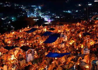 Familias mexicanas velan y festejan a sus difuntos en panteones de México