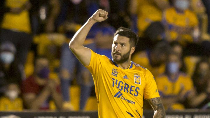André-Pierre Gignac festeja su gol contra las Chivas