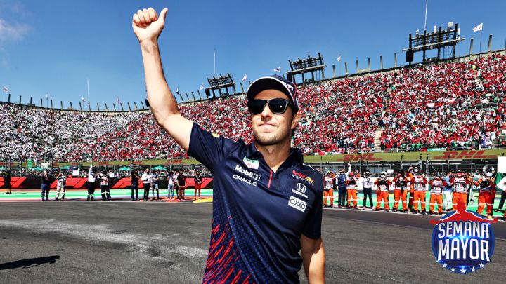Sergio Pérez festeja con la gente en el Gran Premio de México