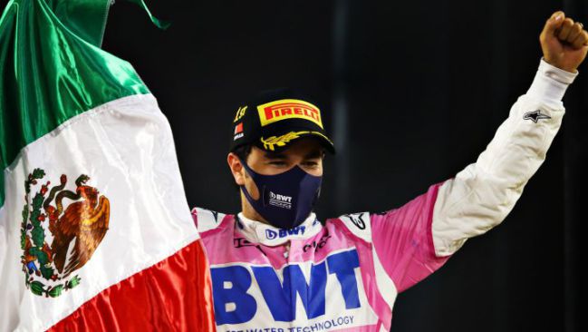 Sergio Pérez festejando su triunfo en el GP de Sakhir 2020