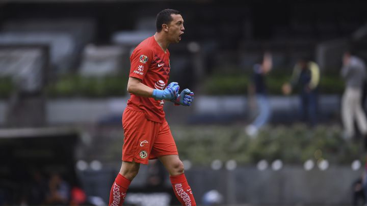 Agustín Marchesín festeja un gol con el América