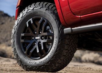 ¿En qué eje del automóvil se deben colocar dos llantas nuevas?