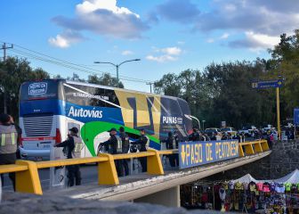 Aficionados del Atlas apedrean el camión de Pumas