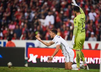 Codazo de Santamaría a Dinneno desata polémica en Semifinal