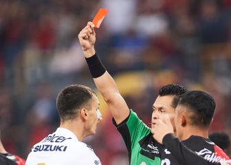 Redes sociales explotan tras expulsión de Dinenno ante Atlas