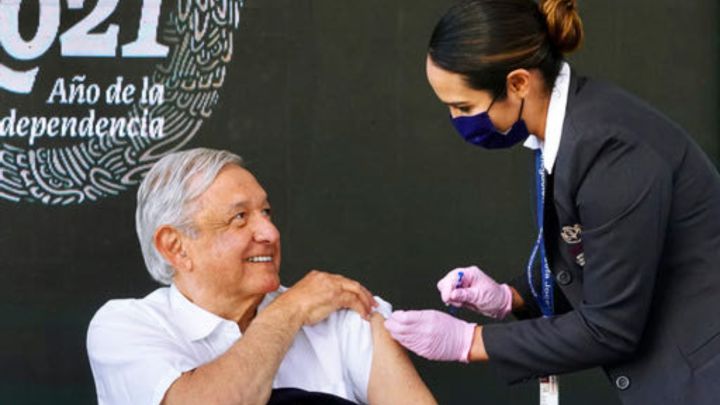 AMLO recibe vacuna de refuerzo contra el Covid-19