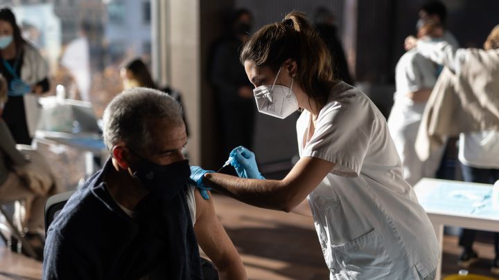 Vacunación México: ¿cuándo se aplicará refuerzo a maestros y personal de salud?