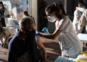 Anuncia AMLO tercer refuerzo COVID para maestros