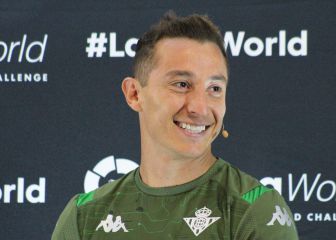 Guardado llegó al entrenamiento del Betis con jersey de Atlas
