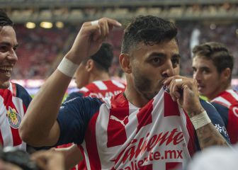 Chivas golea a Mazatlán en su debut