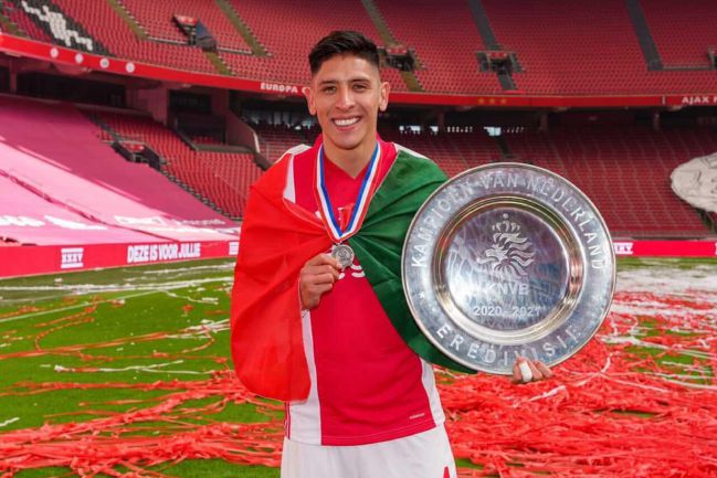 Edson Álvarez presume el trofeo de la Eredivisie