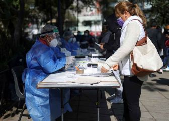 Este tiempo debes esperar para vacunarte después de presentar síntomas Covid