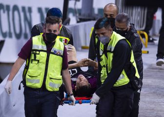 ¡No, todos menos el 'Chucky'! Lozano sale de cambio por lesión