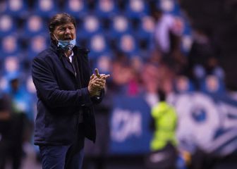 Le salen plumas a Hernán Cristante