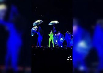 A Dua Lipa se la cayó el micrófono en pleno concierto y su reacción es plausible