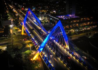Edificios y monumentos en México se iluminan con la bandera de Ucrania