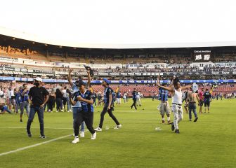 Niño evita tragedia al ayudar a aficionada de Atlas