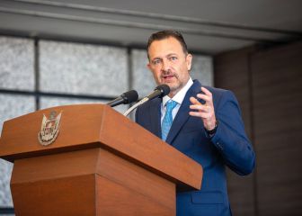 Mauricio Kuri da su número de teléfono para que le envíen información