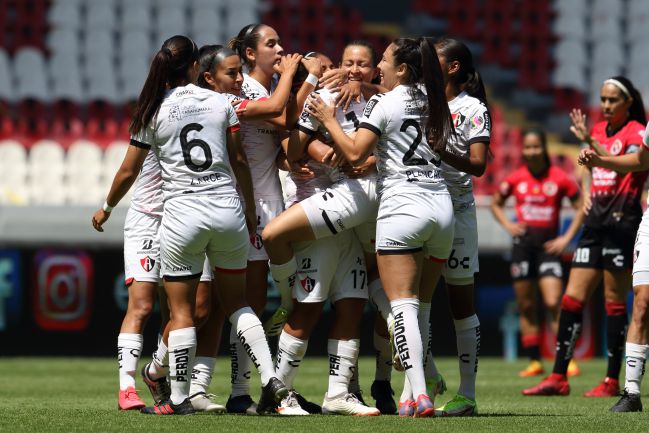 Jugadoras de Atlas Femenil celeran un gol frente a Xolos en su victoria 6-1 en el Clausura 2022