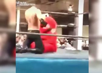 Elmo muestra sus habilidades en lucha libre