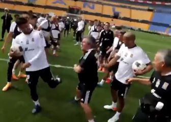 Jugadores de Tigres festejan a Miguel Herrera con 'fila india'