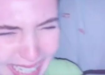 Reto viral en TikTok causa polémica en redes; mujer marca labial en camisas de hombres