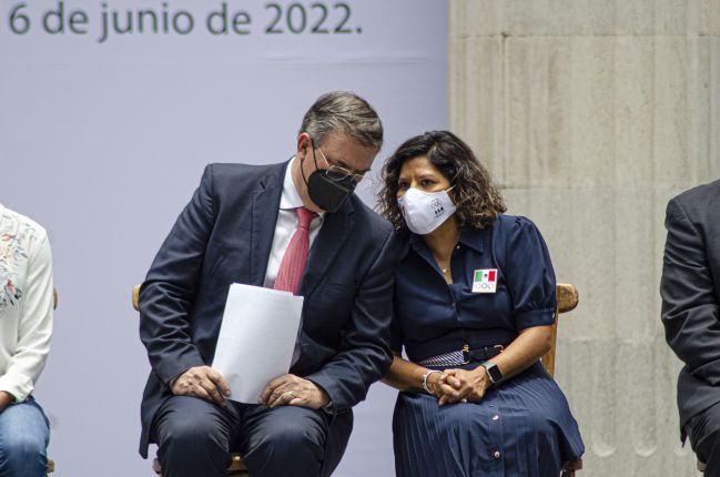 Marcelo Ebrard y María José Alcalá, en el evento de la firma del convenio entre COM y SRE
