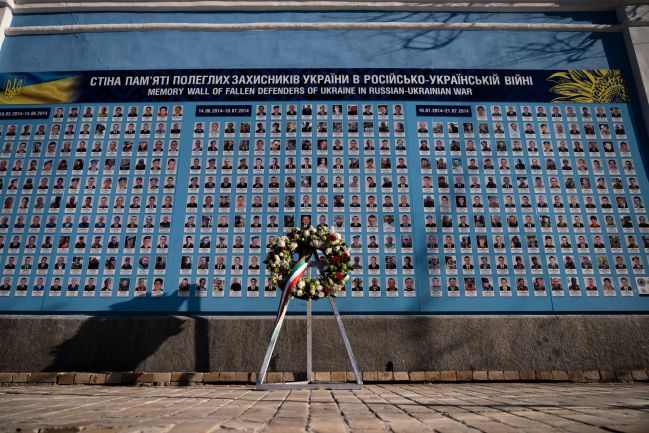 Memorial a las víctimas ucranianas por la guerra con Rusia, en las calles de Kie