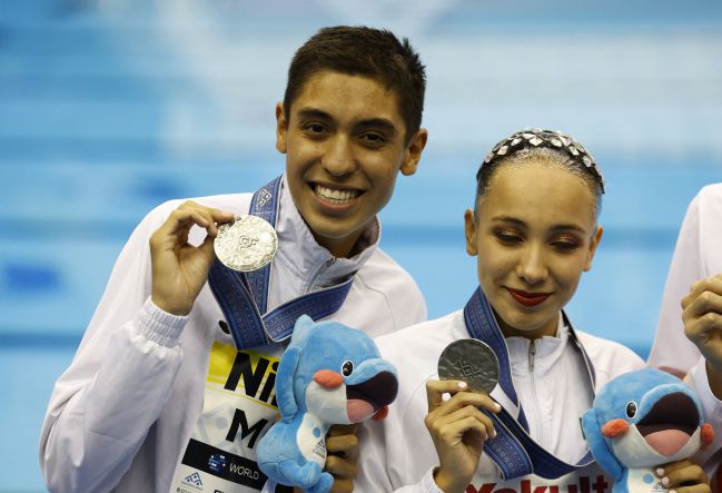 Itzamary Gonzalez y Diego Villalobos muestran la medalla de plata en dueto técnico mixto en los Mundiales de World Aquatics Fukuoka 2023
