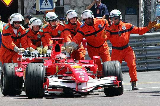 Michael Schumacher es convocado por los comisarios deportivos
