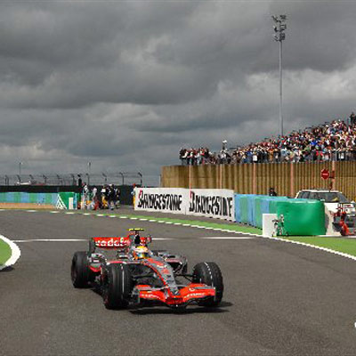 Hamilton dominó la última sesión libre y Alonso, octavo sin apenas rodar