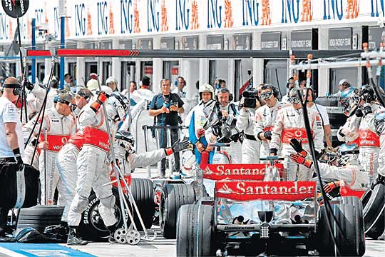 La FIA castiga a Alonso y le condena a salir sexto