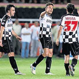 Alonso y Massa hicieron las paces jugando al fútbol