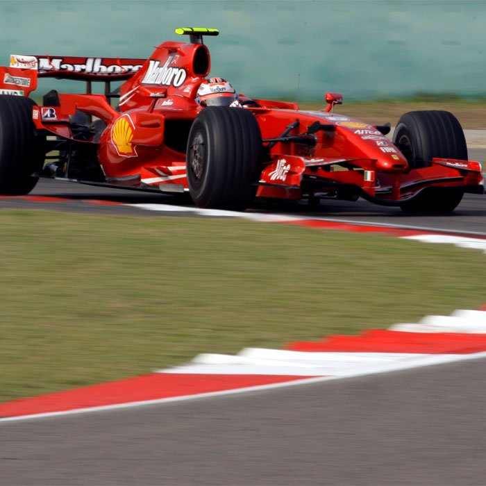 Räikkönen domina las dos tandas con Alonso al acecho