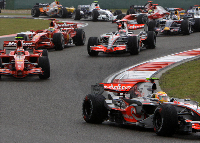 Hamilton cae en la trampa y se jugará el mundial con Alonso y Räikkönen