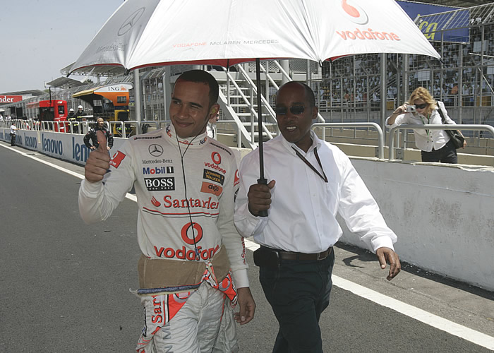 Hamilton renueva por McLaren hasta 2012