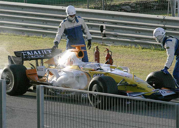 El coche de Alonso echa humo