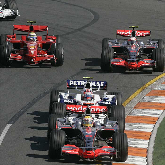 Hamilton arrasa y Alonso saca provecho del caos de Melbourne