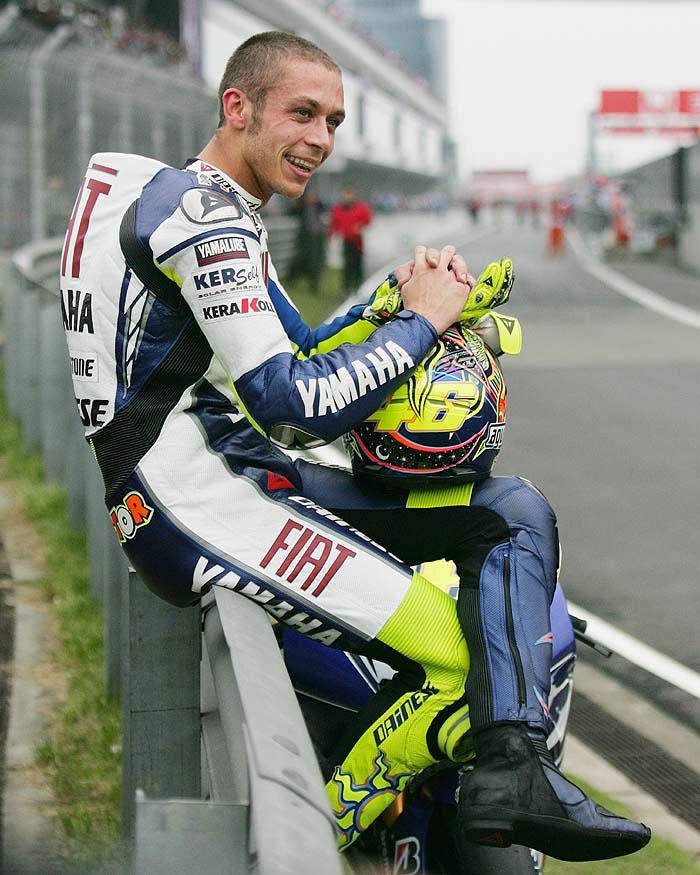 Rossi siempre vuelve y Lorenzo es un héroe