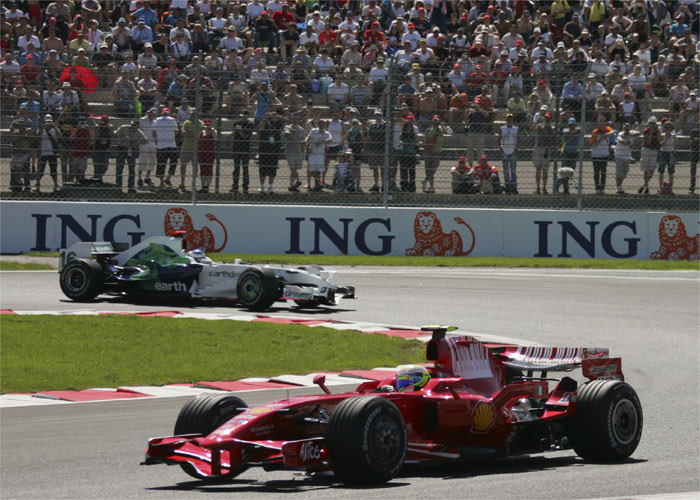 Räikkönen le roba la 'Pole' a Massa; Alonso tercero