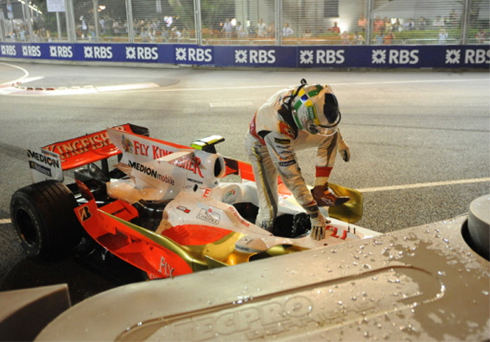 La bomba de gasolina arruina la pole de Alonso