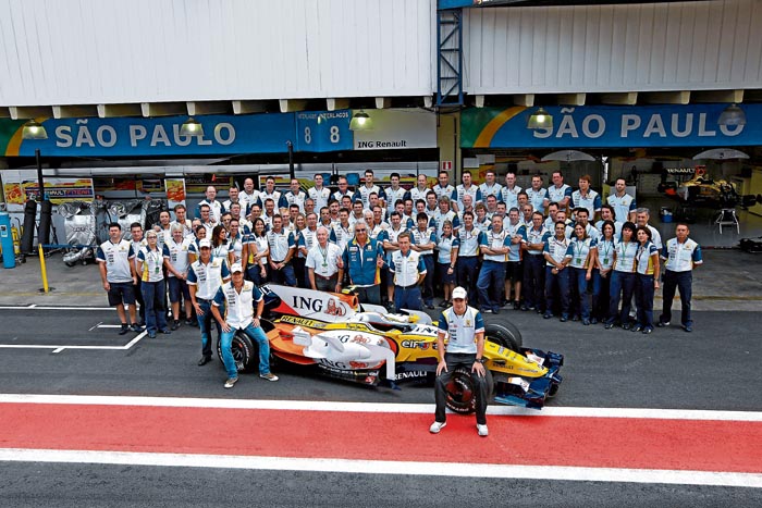 Alonso renueva con Renault otros dos años