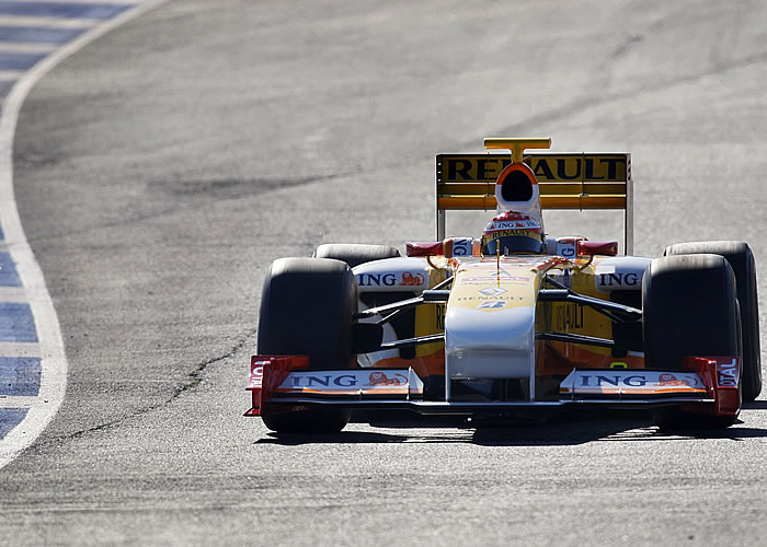 Hamilton superó a Alonso en el último suspiro y con una carga de combustible muy inferior