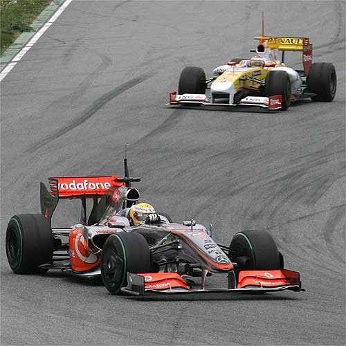 Alonso terminó quinto y Hamilton, décimo tras sufrir un accidente