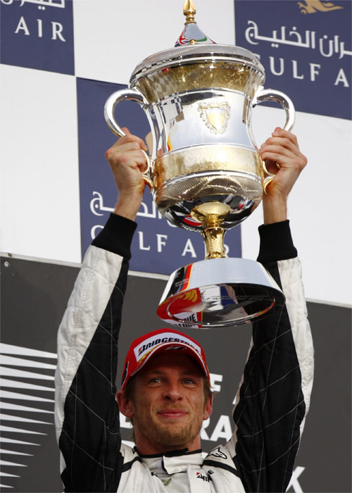 Button logra su tercera victoria en la temporada; Alonso, octavo