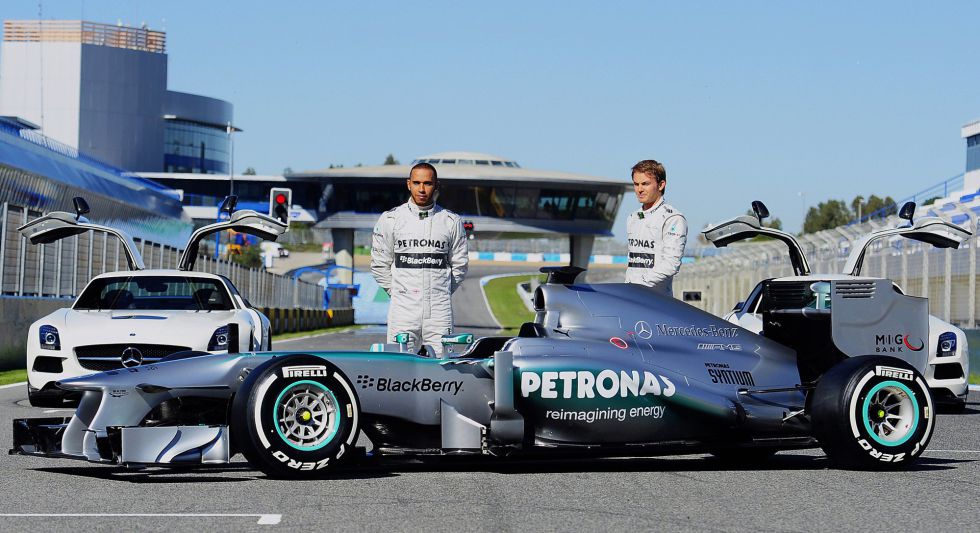 Mercedes luce su nueva espada en el debut de Lewis Hamilton